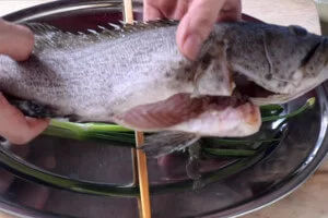 Mengukus Ikan
