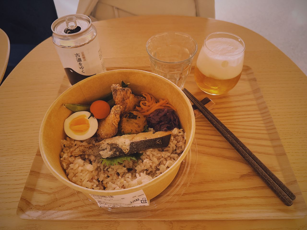 炸鸡烤鱼便当和精酿啤酒