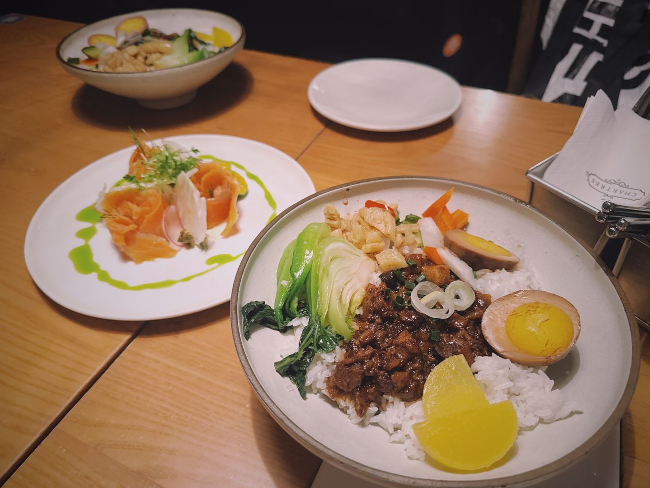脆瓜卤肉饭和三文鱼沙拉