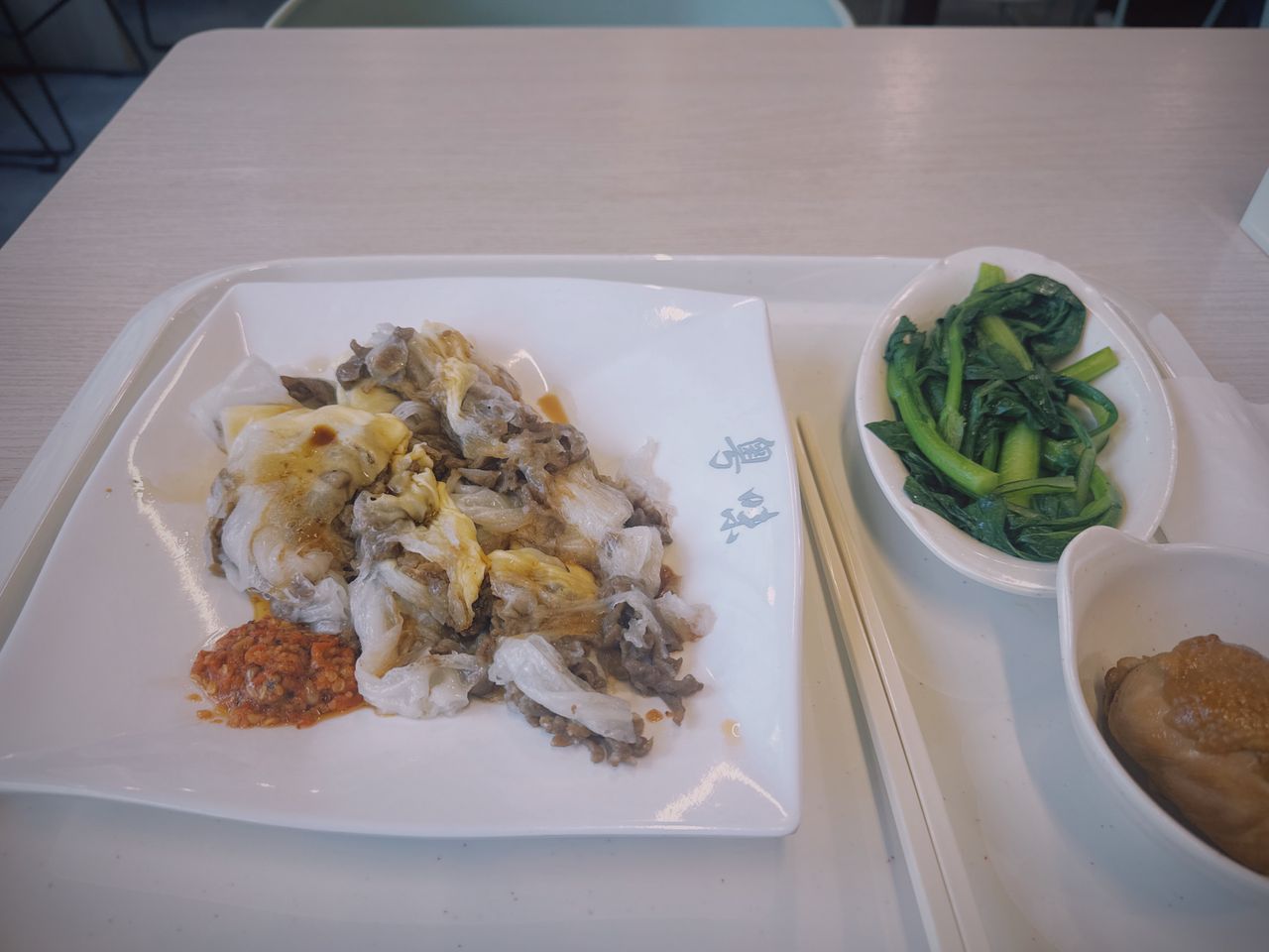 牛肉肠粉、蔬菜和鸡腿