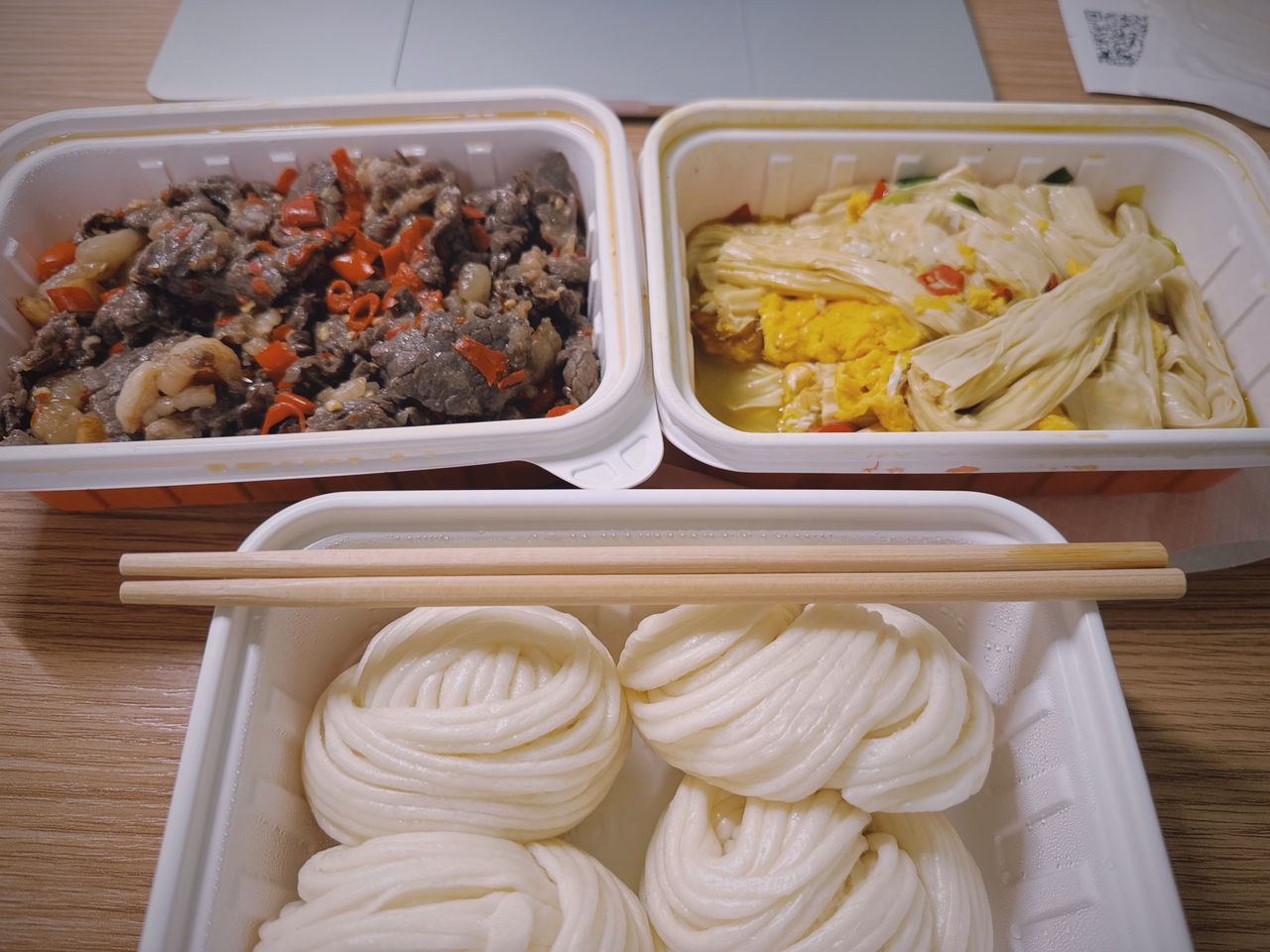 小炒黄牛肉、腐竹鸡蛋和米饭