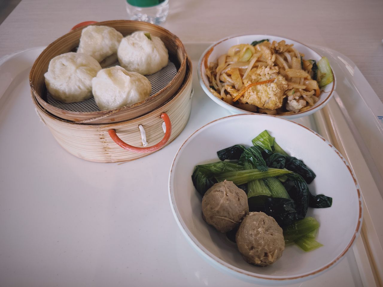 小笼包和炒河粉