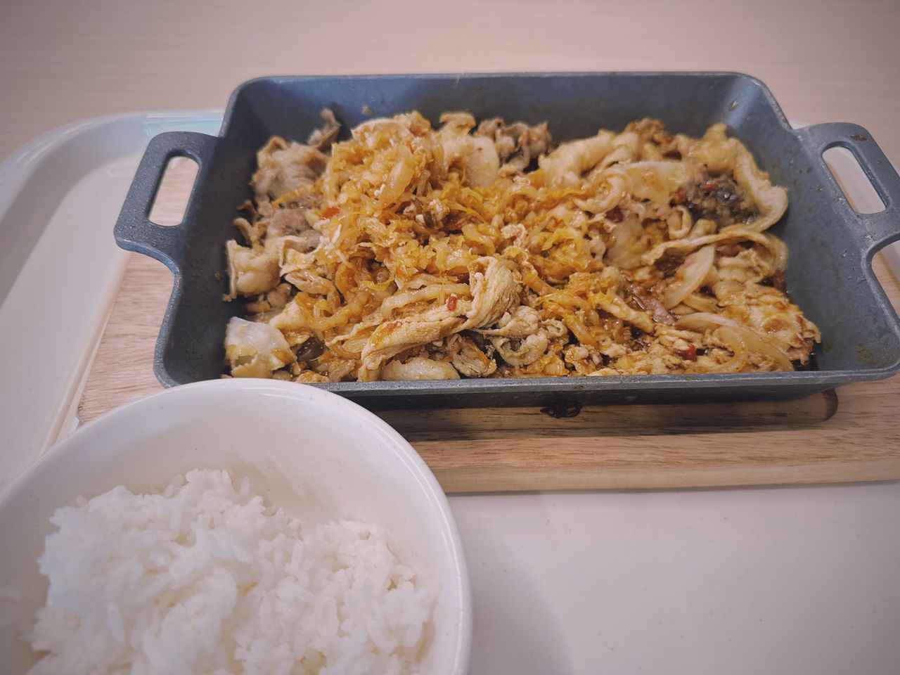 铁板酸菜五花肉和米饭