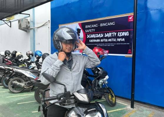 pengemudi menggunakan helm saat berkendara