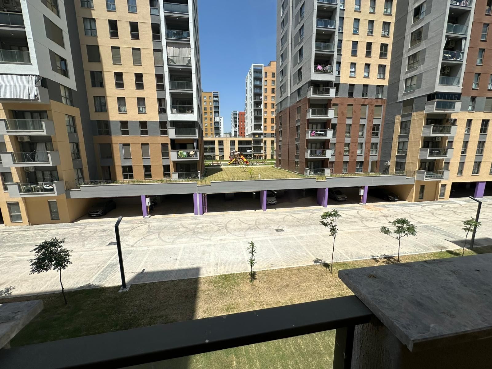 "Modern and sophisticated apartment with stunning city views. The property features high-end finishes, a spacious living area, and a sleek kitchen. Situated in a prime location, this apartment offers convenience and luxury living at its finest. Don't miss out on this opportunity to own a piece of urban paradise."