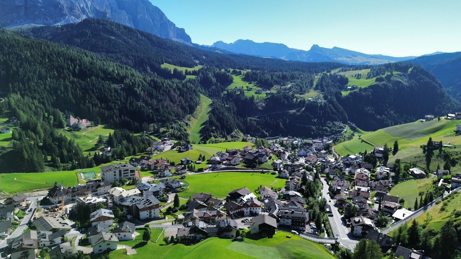 Dolomites ski slopes beneath limestone peaks, comparing Selva Gardena and Corvara
