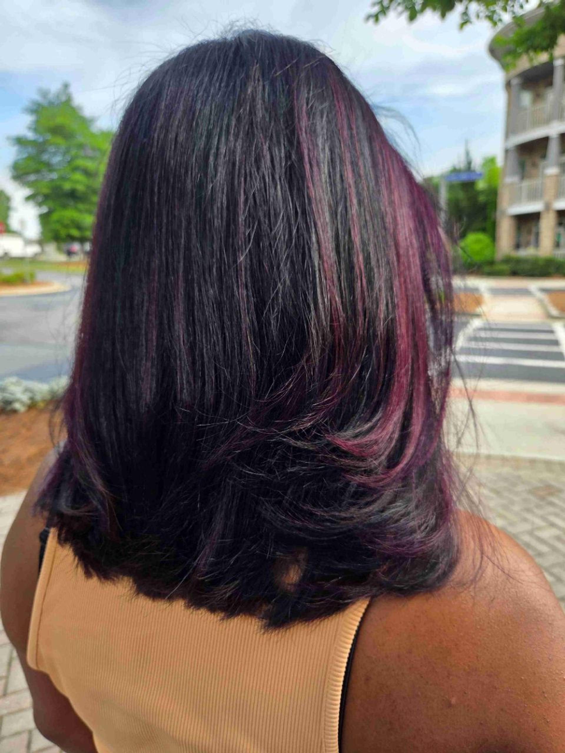 hairstyle,hair-color,back-view,outdoors