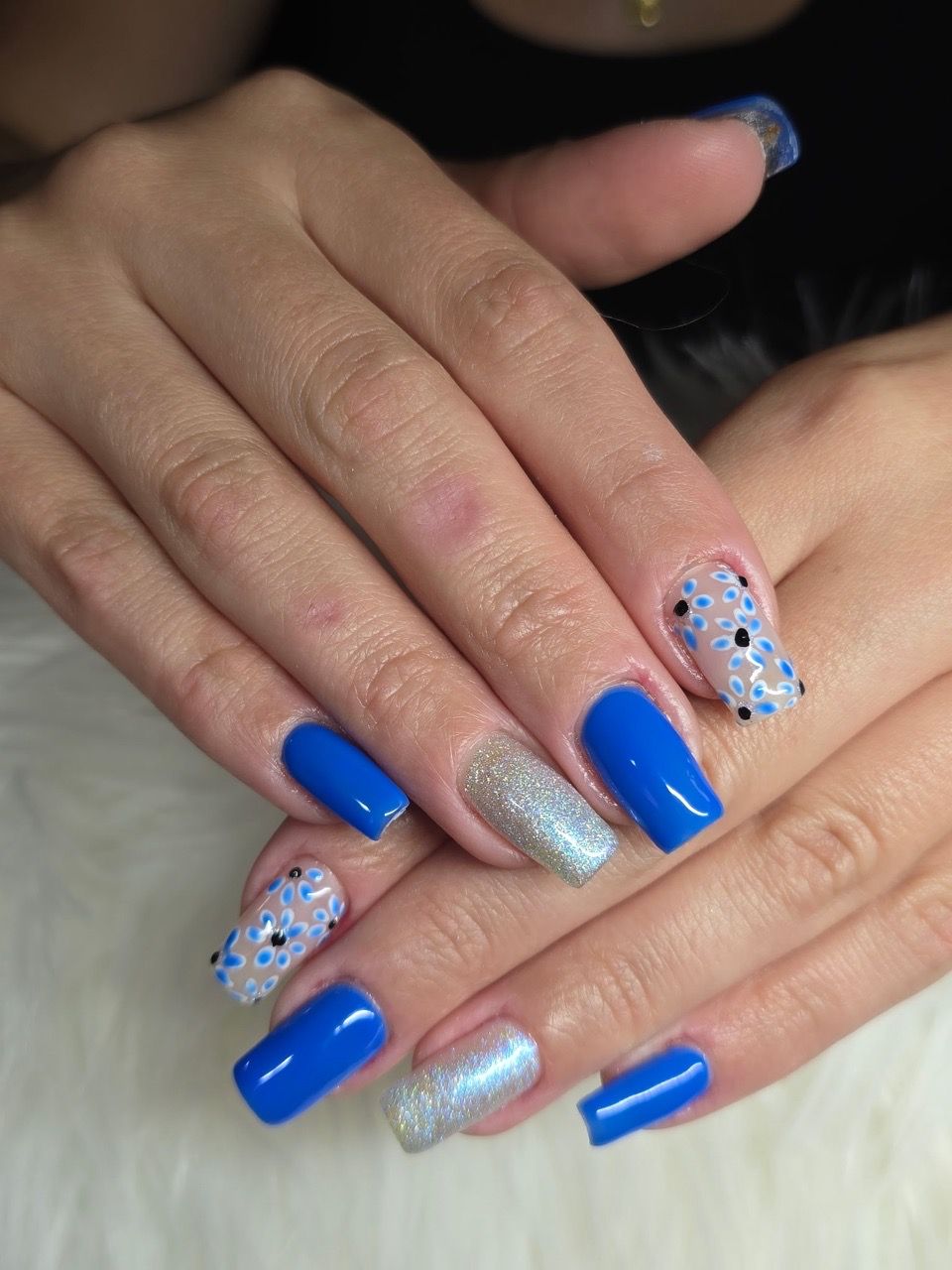  manicure,nail art,blue,glitter,beauty  