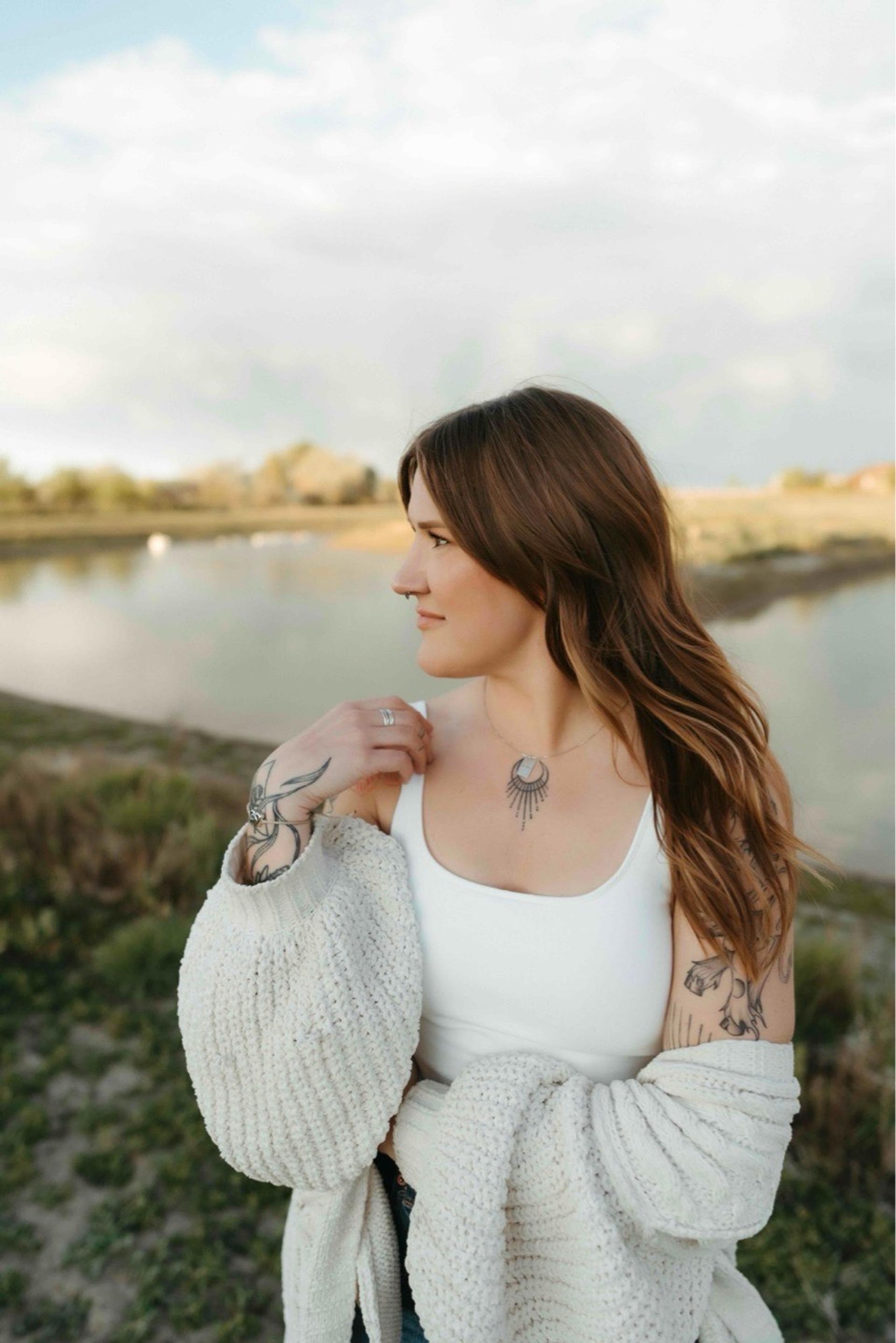woman,outdoors,casual,portrait,nature