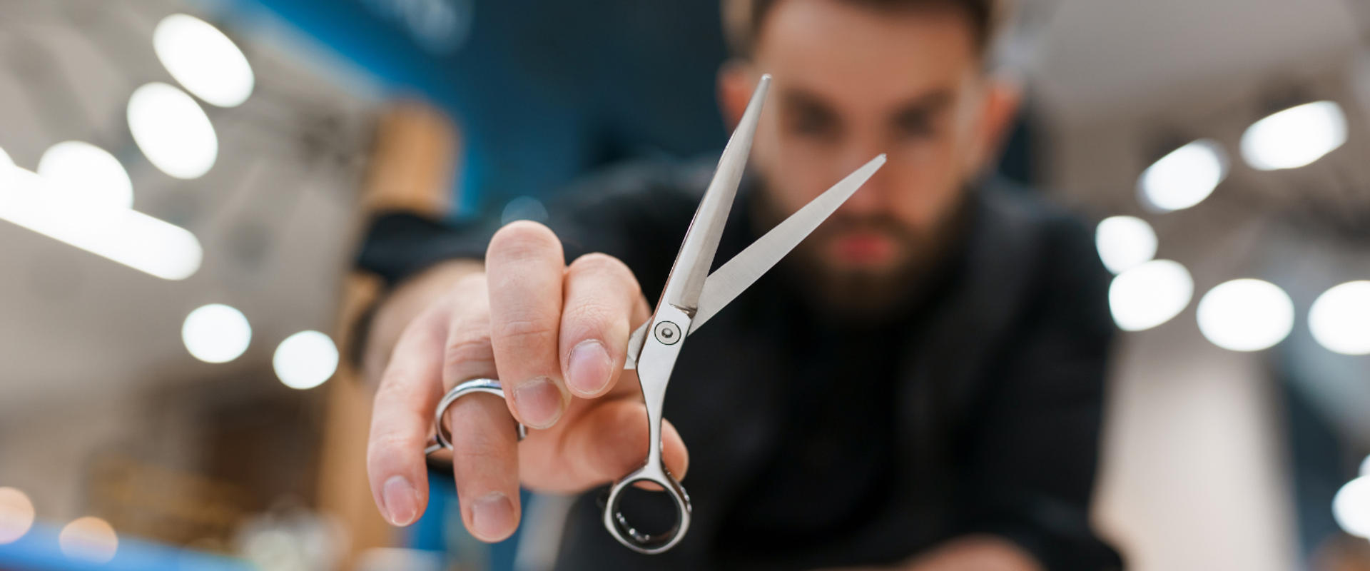 scissors,haircut,focus,blurred-background,hand