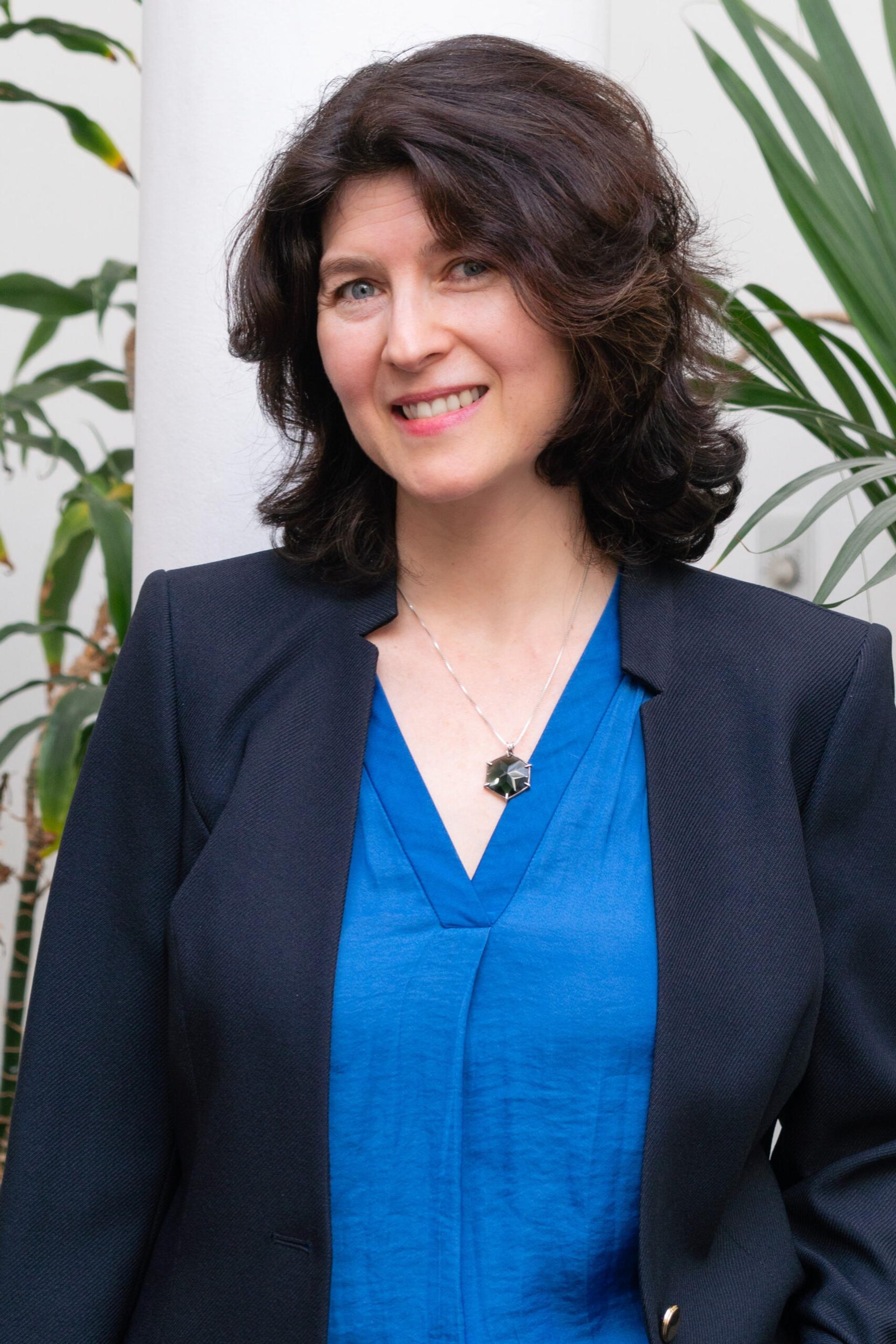 portrait,professional,smiling,indoor,executive