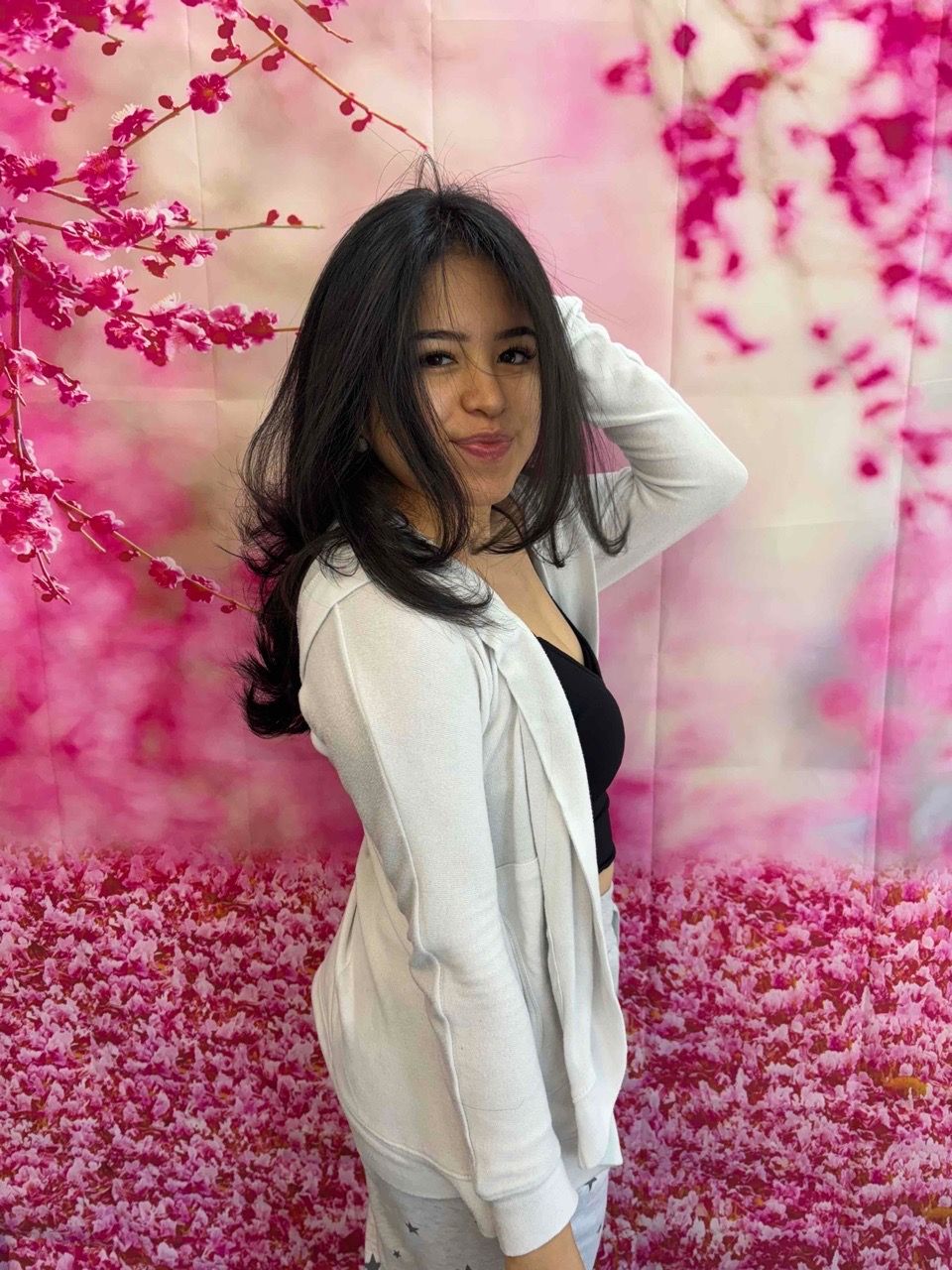  woman,portrait,pink,floral,smiling 