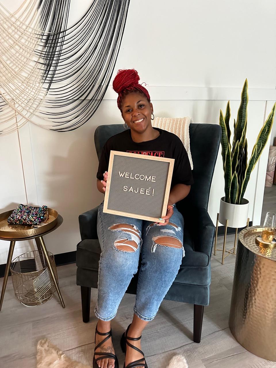  welcome,interior,decor,smiling  