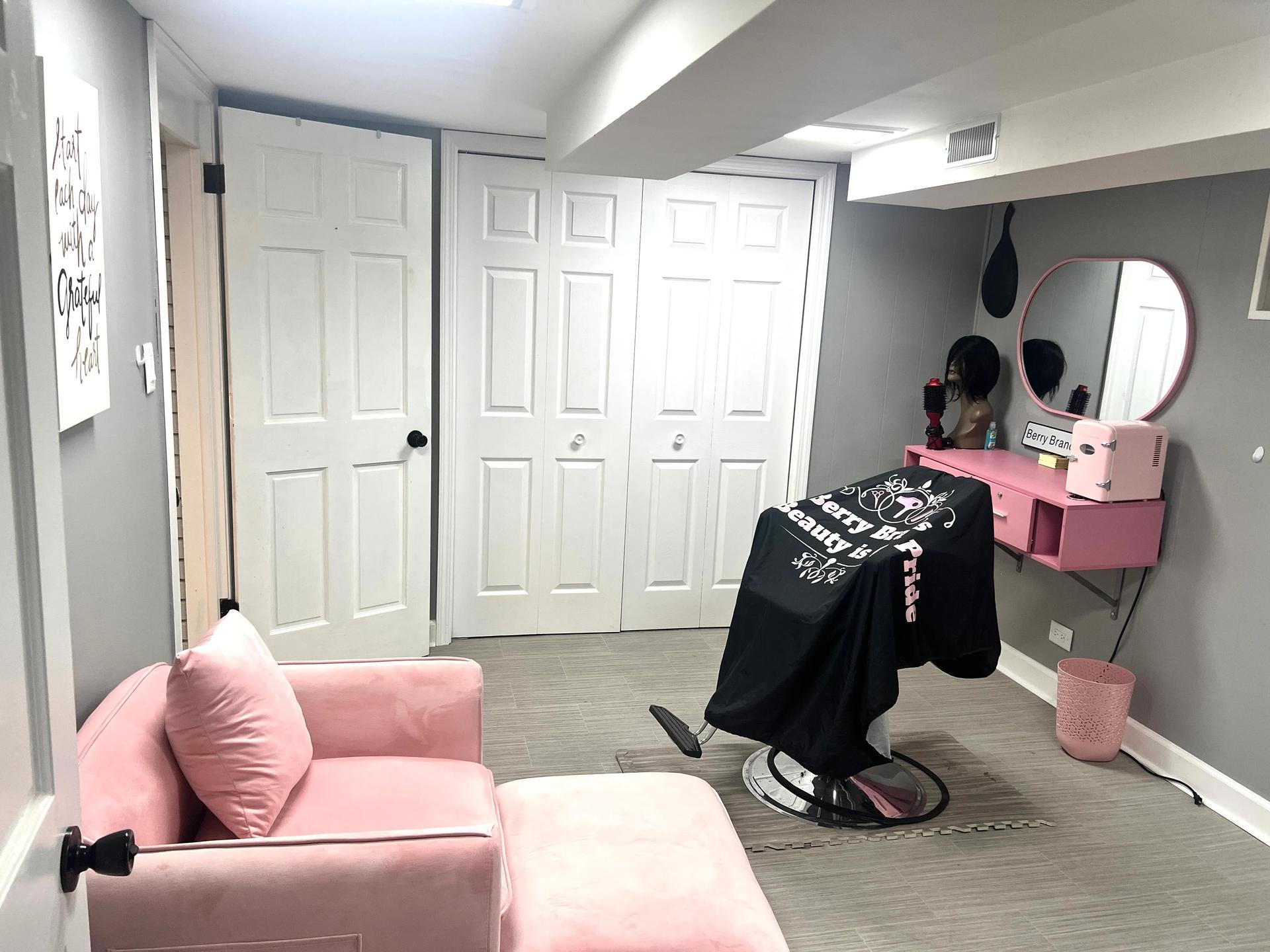 salon,beauty,interior,decor,pink,chair,mirror