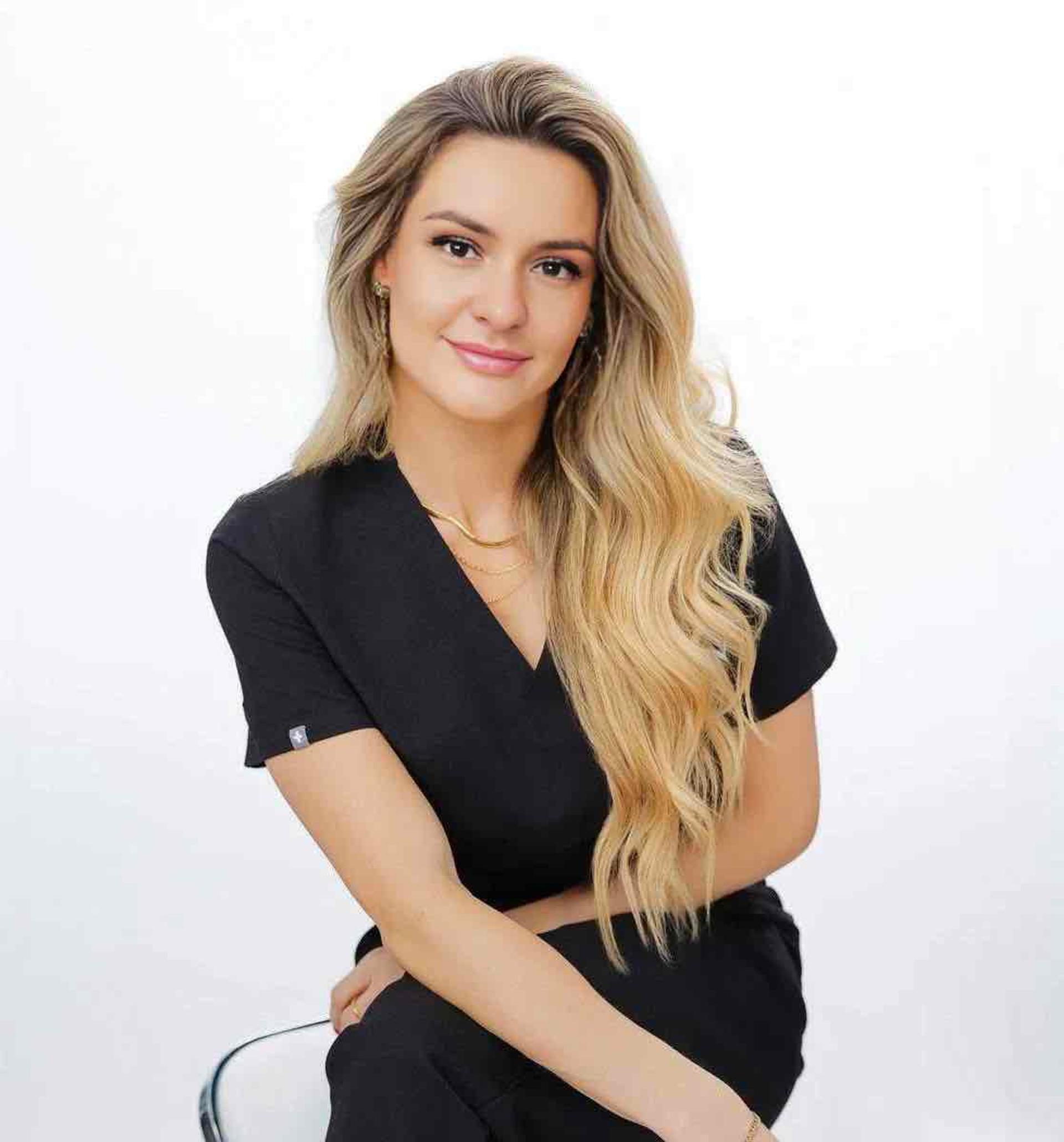 portrait,professional,young-adult,female,blonde-hair