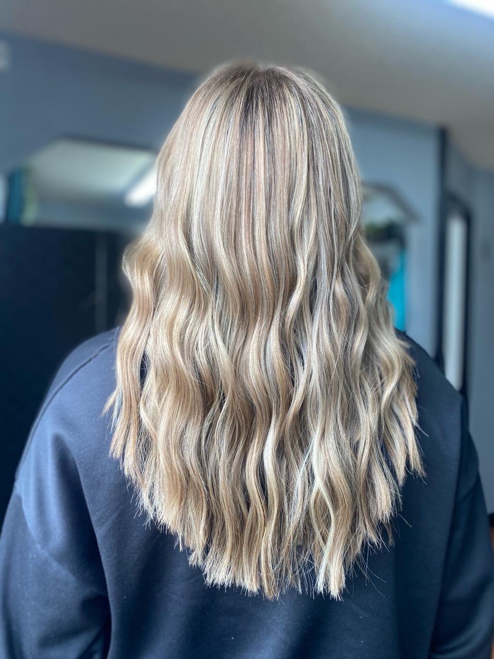 hair,hairstyle,blonde,service display,professional