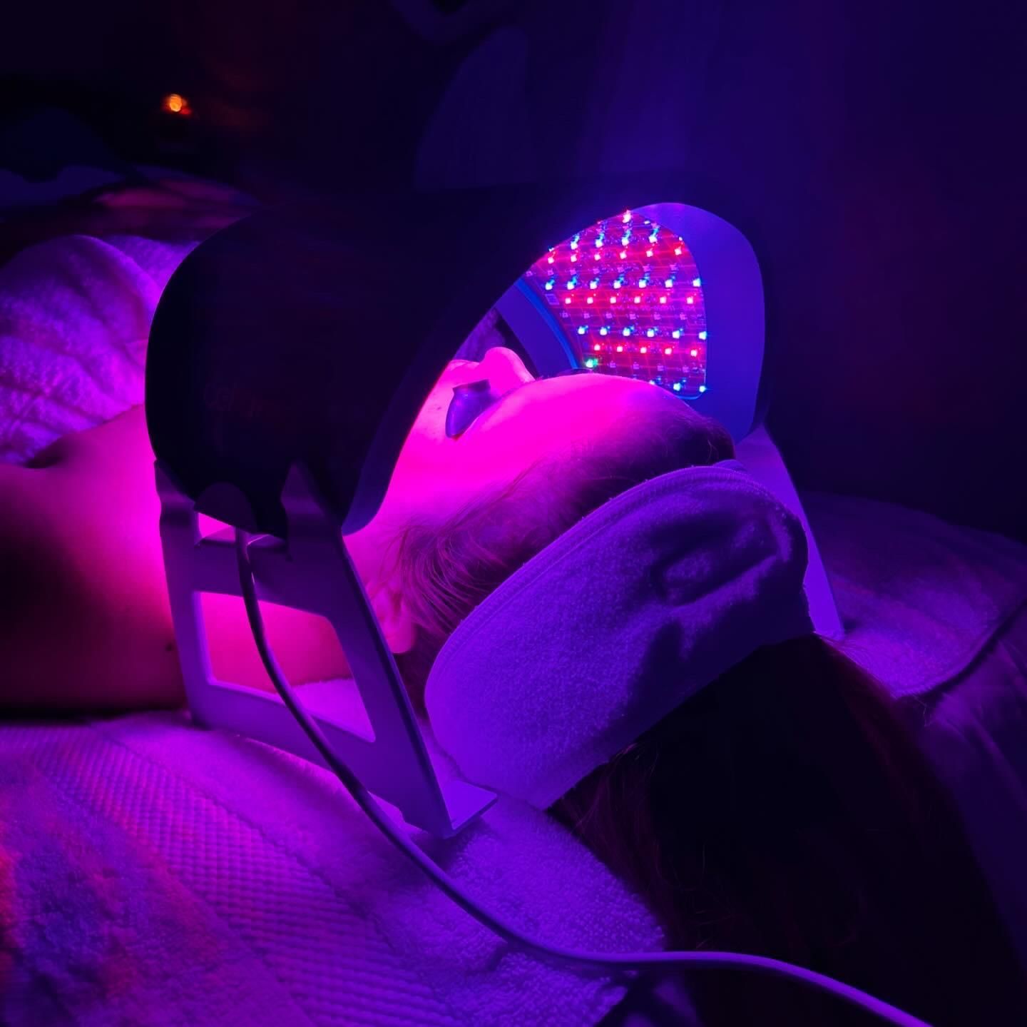  light therapy,facial treatment,spa service,beauty treatment 