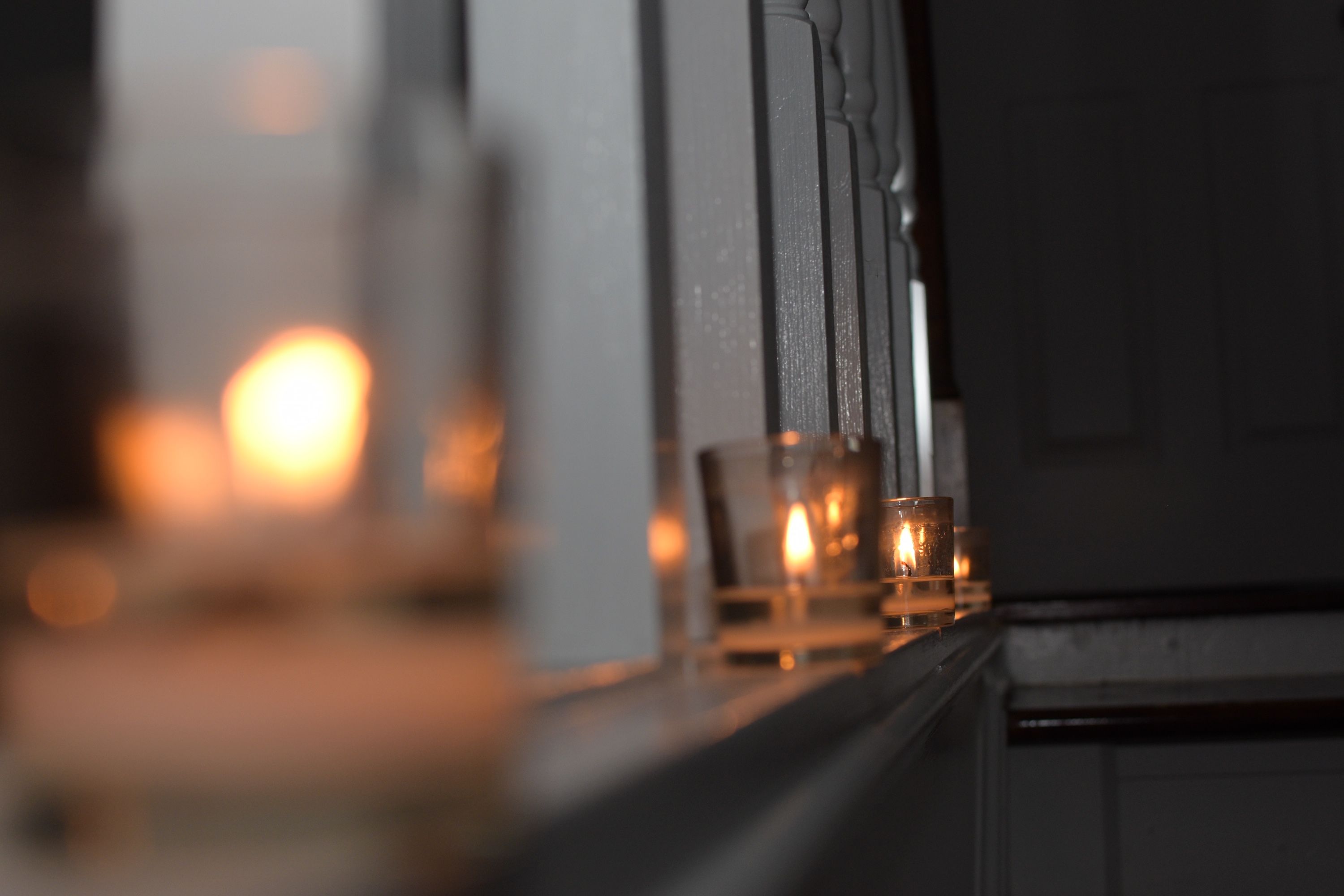  candles,ambiance,relaxation,dim light  