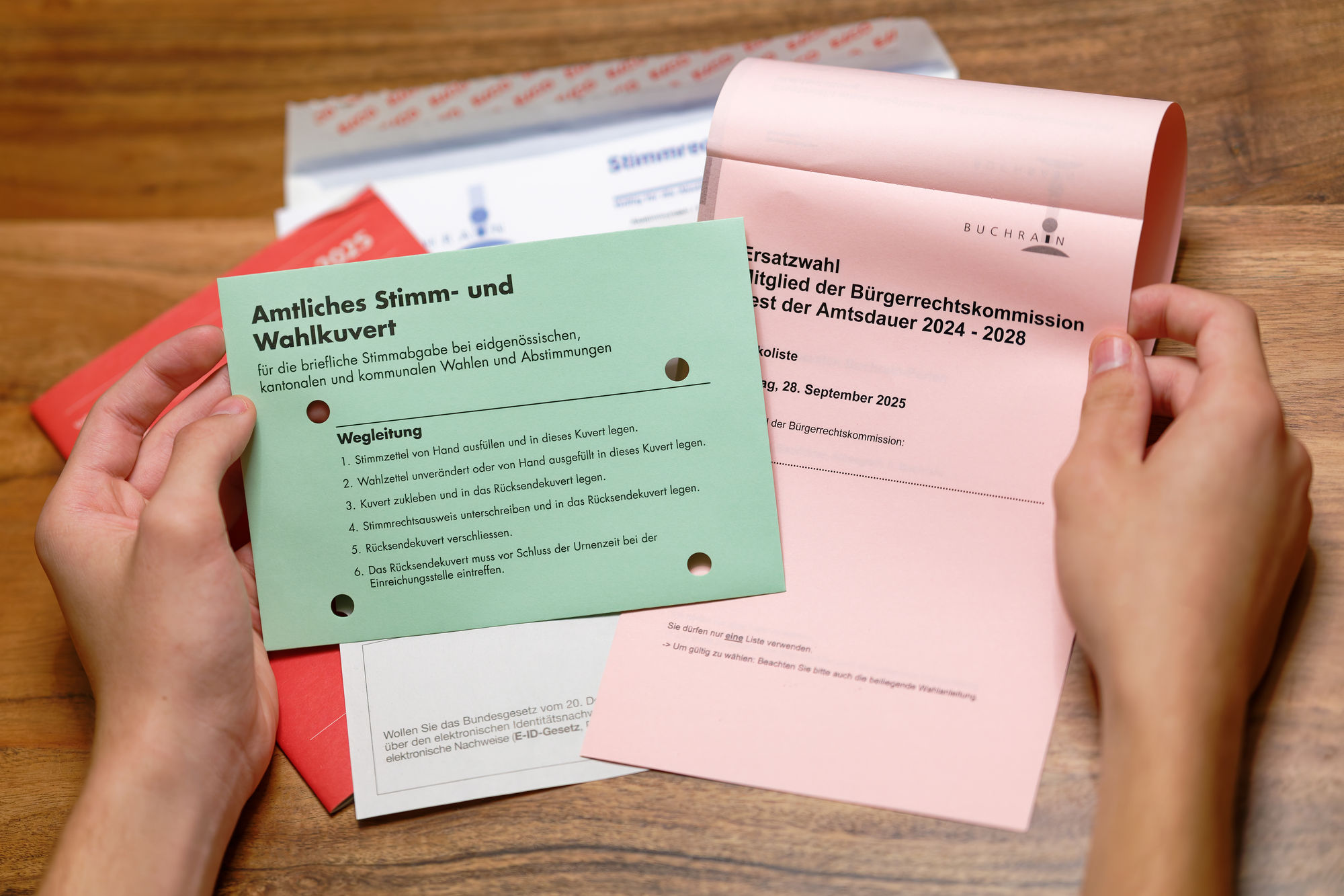 Zwei Hände halten Abstimmungsunterlagen