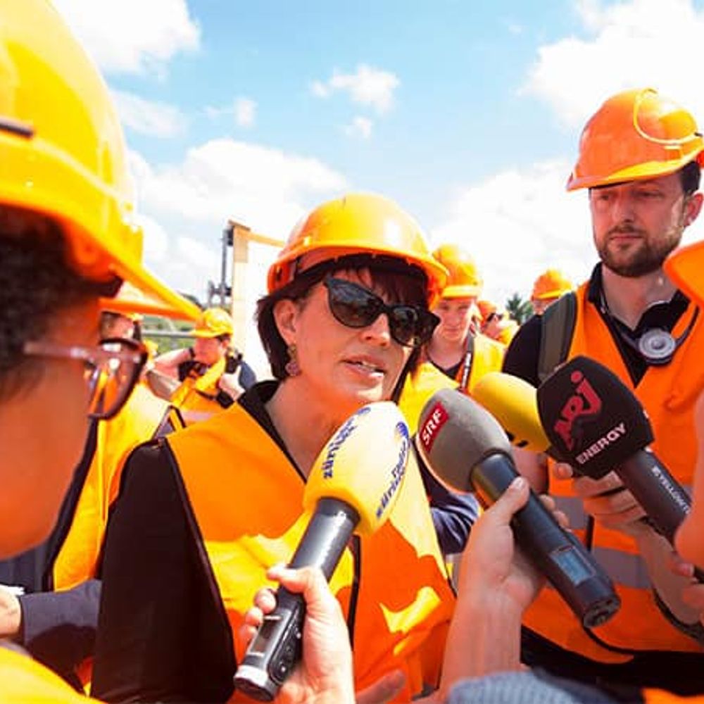 Bundesrätin Doris Leuthard spricht in drei Mikrofone von Radiosendern Bundesrätin Doris Leuthard spricht in drei Mikrofone von Radiosendern