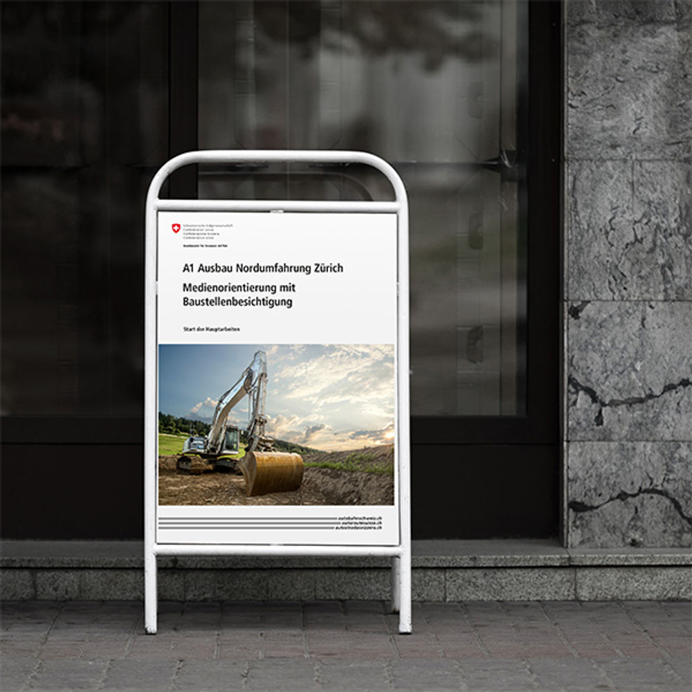 Eine Tafel weist auf eine Veranstaltung zum Ausbau der Nordumfahrung Zürich hin Eine Tafel weist auf eine Veranstaltung zum Ausbau der Nordumfahrung Zürich hin