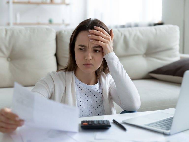 Eine Frau greift sich an den Kopf, weil sie einen Brief nicht versteht. Eine Frau greift sich an den Kopf, weil sie einen Brief nicht versteht.