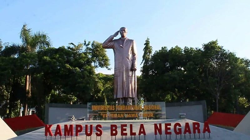 Universitas di Surabaya