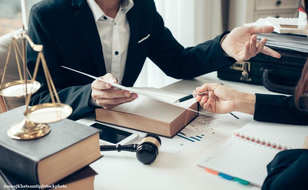Perbedaan Pengacara dan Advokat
