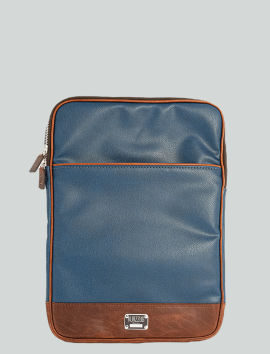 Laptoptasche für 13". Die Größe optimiert auf unseren Teampartner. Die Fronttasche eignet sich hervorragend für Stifte, Notizblock, Kabel oder andere Zubehörteile. Der Doppelzipper ist asymetrisch angelegt mit gebrandeten Lederanhängern.