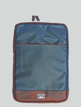 Laptoptasche für 15". Die Größe optimiert auf unsere Stadttasche oder Freihänder bzw.Rucksack. Die Fronttasche eignet sich hervorragend für Stifte, Notizblock, Kabel oder andere Zubehörteile. Der Doppelzipper ist asymetrisch angelegt mit gebrandeten Lederanhängern.
