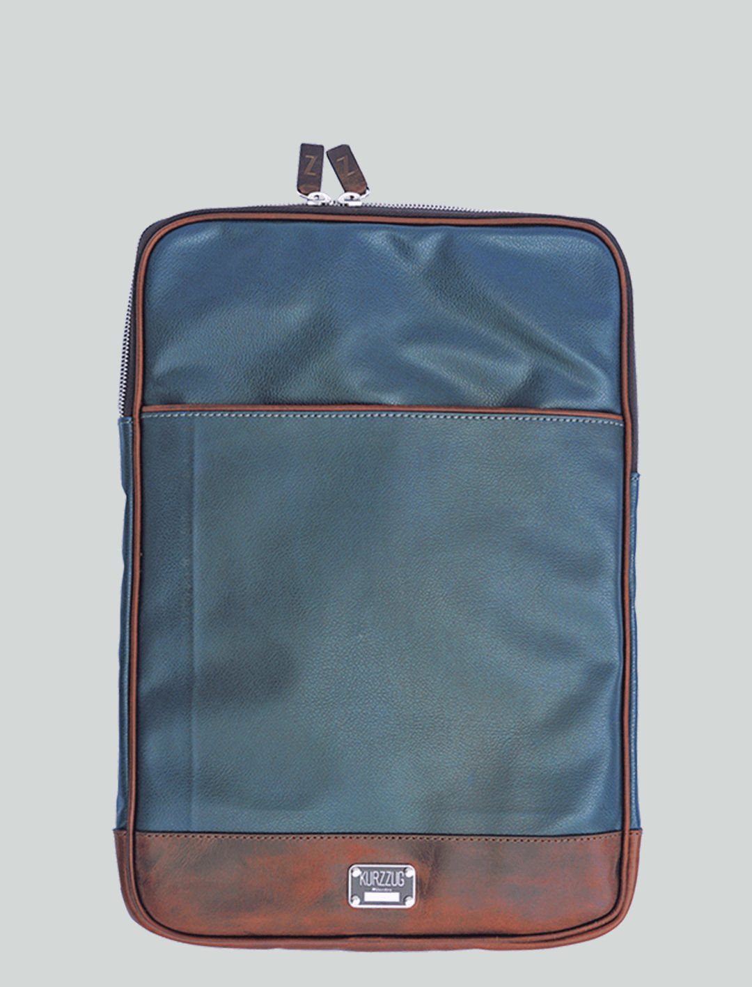 Laptoptasche für 15". Die Größe optimiert auf unsere Stadttasche oder Freihänder bzw.Rucksack. Die Fronttasche eignet sich hervorragend für Stifte, Notizblock, Kabel oder andere Zubehörteile. Der Doppelzipper ist asymetrisch angelegt mit gebrandeten Lederanhängern.