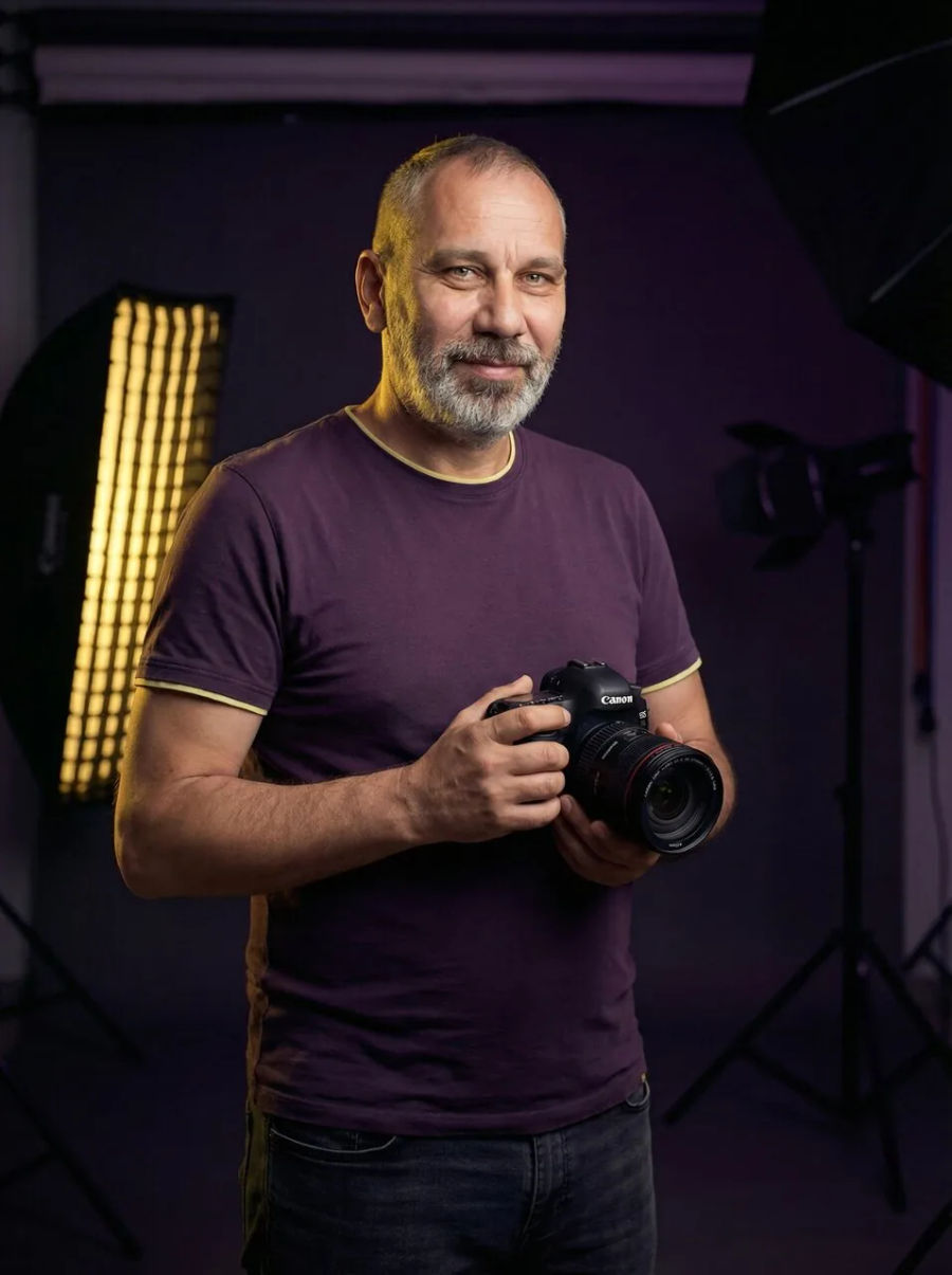 יבגני לוזה מלמד קורס תאורה בסטודיו