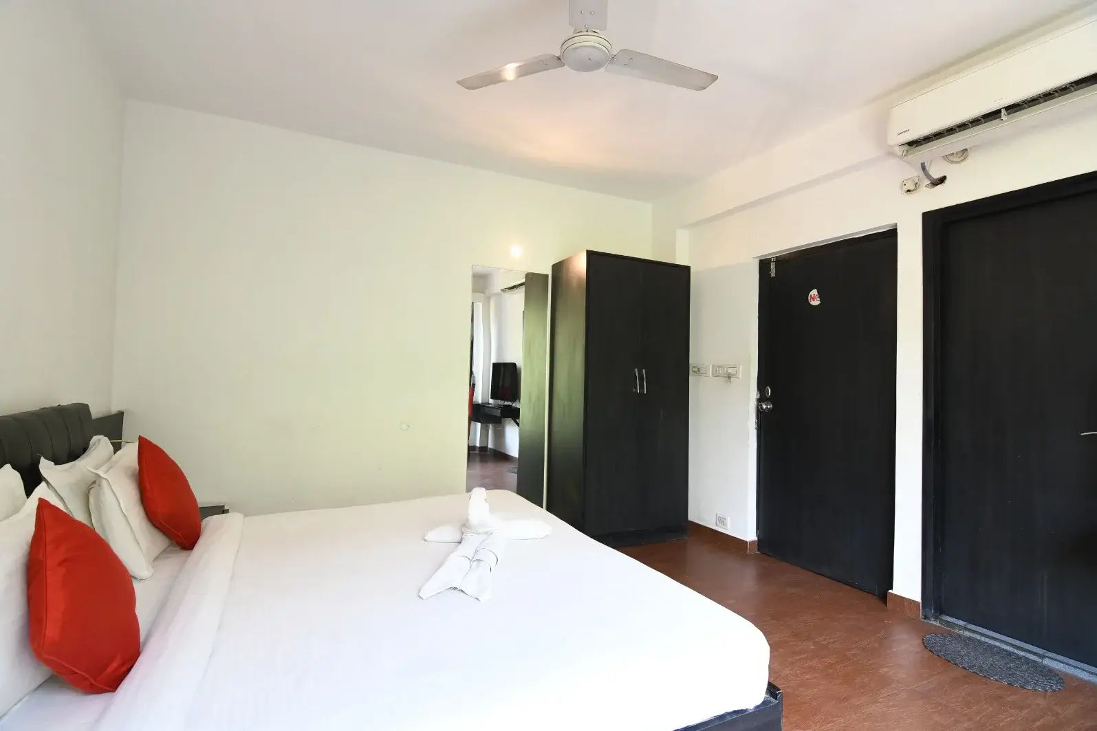 deluxe rooms hotel in ballygunge