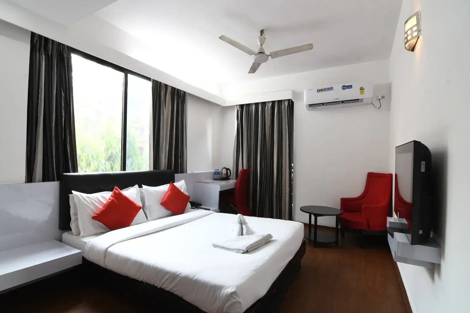 deluxe rooms hotel in ballygunge