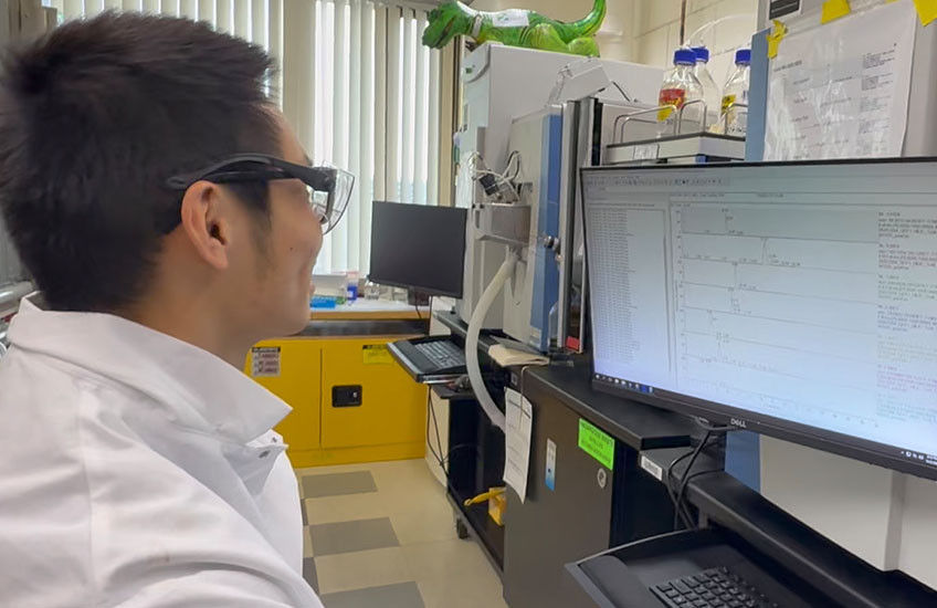 Alan Wong analyzing metabolite profiling data in the Kanarek Lab