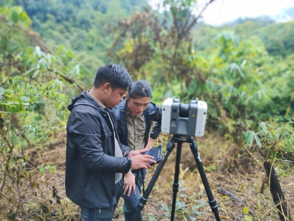 Two men in the forest doing
LiDAR monitoring at the RIZOME Kawayan Project, The Philippines.