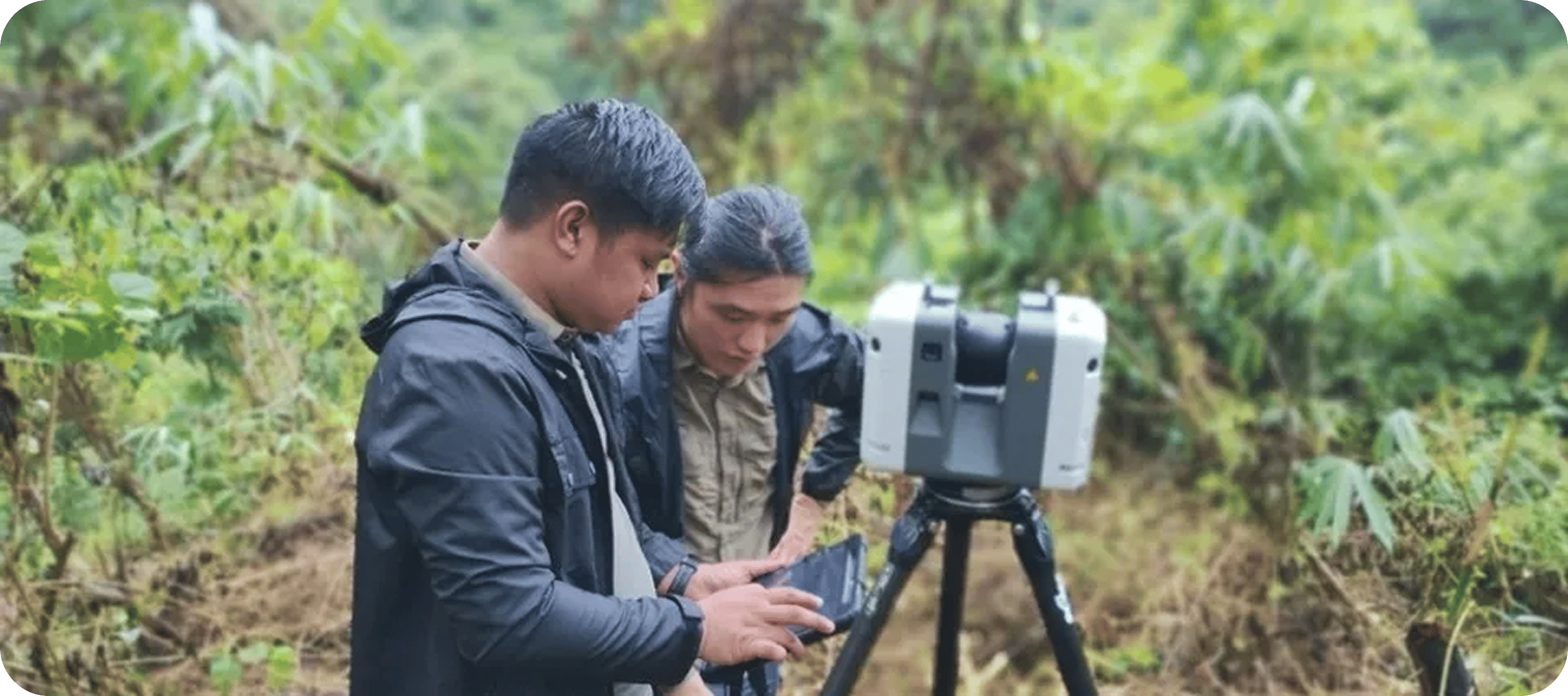 Two men in the forest doing
LiDAR monitoring at the RIZOME Kawayan Project, The Philippines.