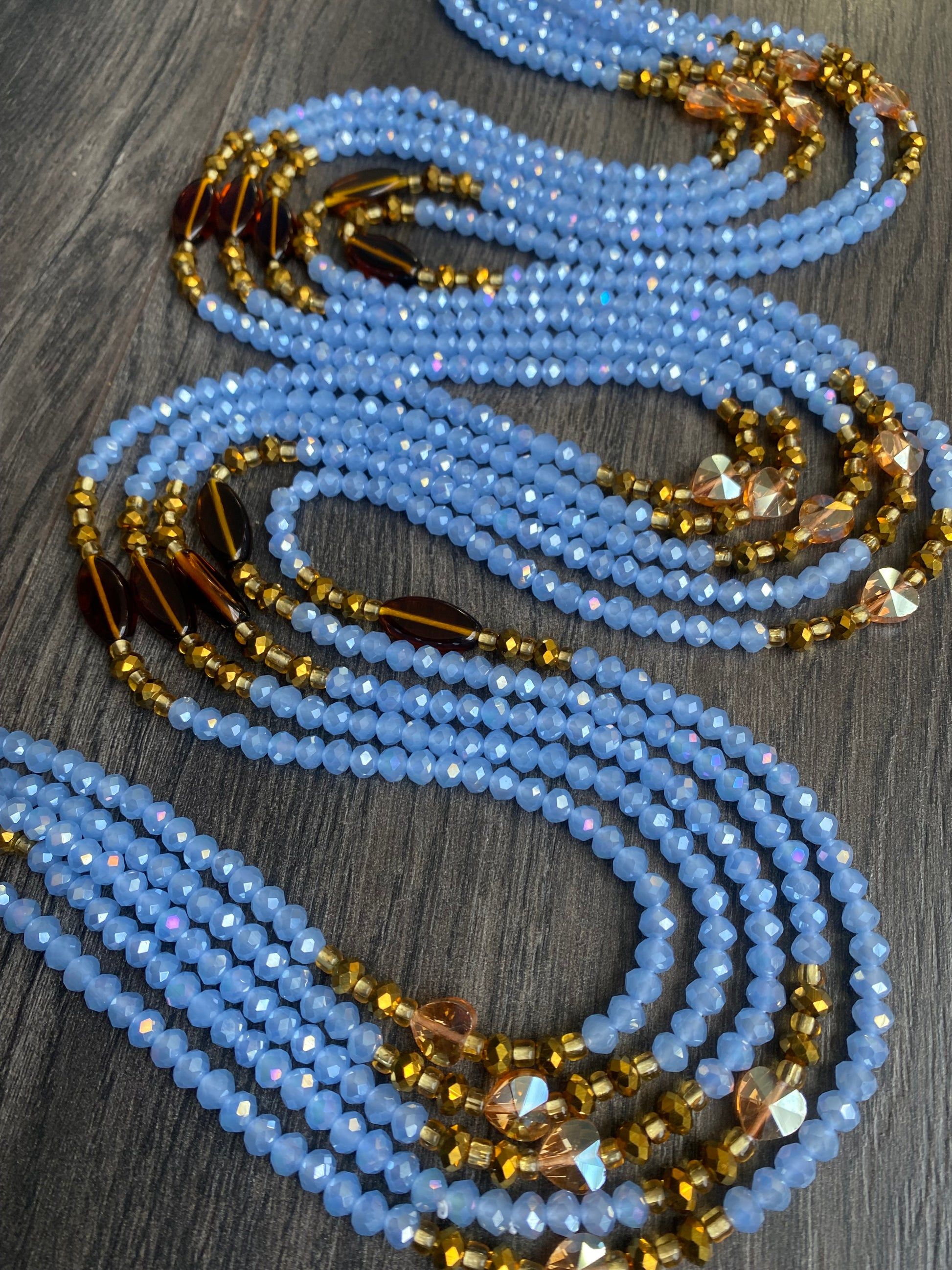 Collier Long Femme en Perles Bleues et Dorées Multirangs – Sautoir Fantaisie Élégant