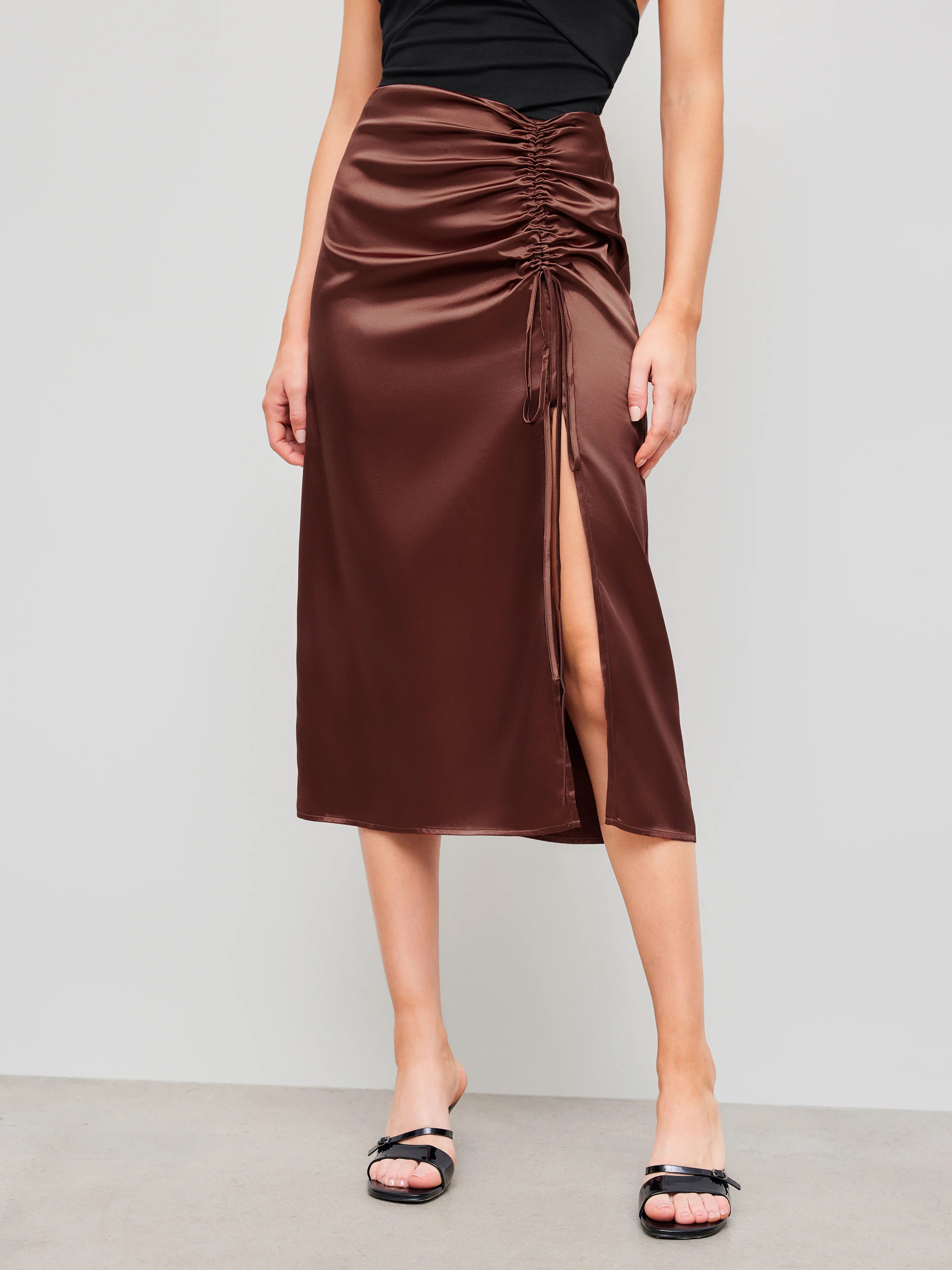 Jupe Longue Femme Satinée Marron à Fronces et Fente Latérale – Jupe Drapée Tendance - vue 3
