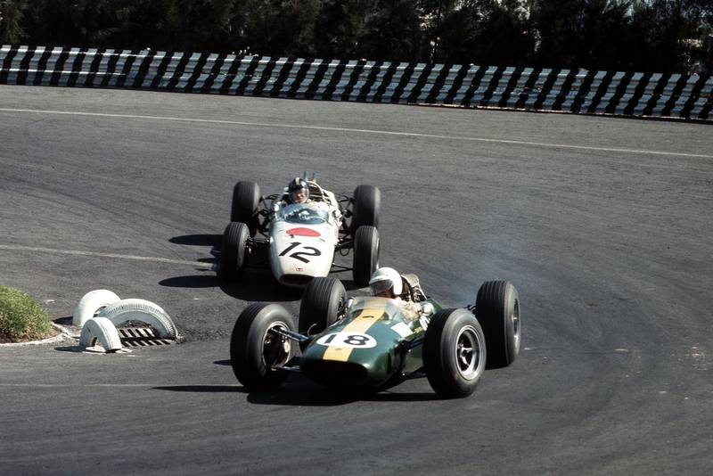 Moises Solana (Lotus 25 Climax) leads Ronnie Bucknum (Honda RA272).