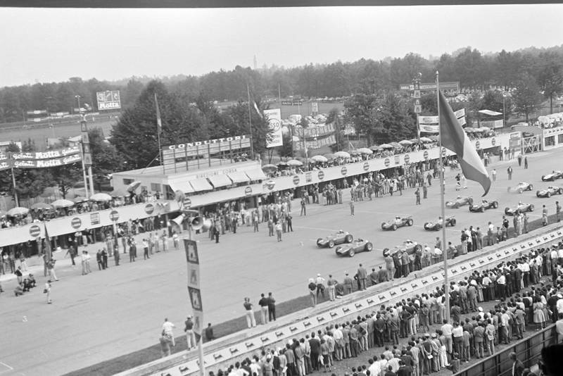 Cars line up at the race start