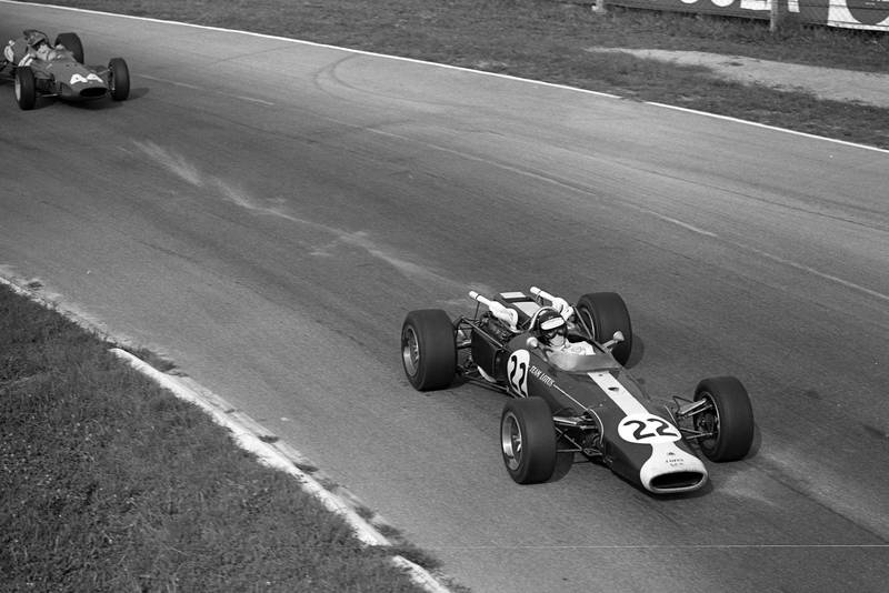 Jim Clark, Lotus 43 BRM leads Giancarlo Baghetti, Ferrari 246.