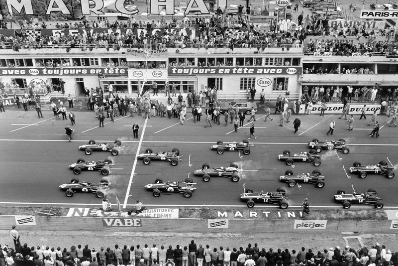Graham Hill (#7, Lotus 49-Ford Cosworth), Jack Brabham (#3, Brabham BT24-Repco) and Dan Gurney (#9, Eagle T1G-Weslake) lead Jim Clark (#6, Lotus 49-Ford Cosworth), Bruce McLaren (#8, Eagle T1G-Weslake), Denny Hulme (#4, Brabham BT24-Repco), Chris Amon (#2, Ferrari 312), Jochen Rindt (#12, Cooper T81B-Maserati), Chris Irwin (#15, BRM P83), Jackie Stewart (#10, BRM P261), Jo Siffert (#18, Cooper T81-Maserati), Pedro Rodriguez (#14, Cooper T81-Maserati) and Mike Spence (#11, BRM P83) at the start.