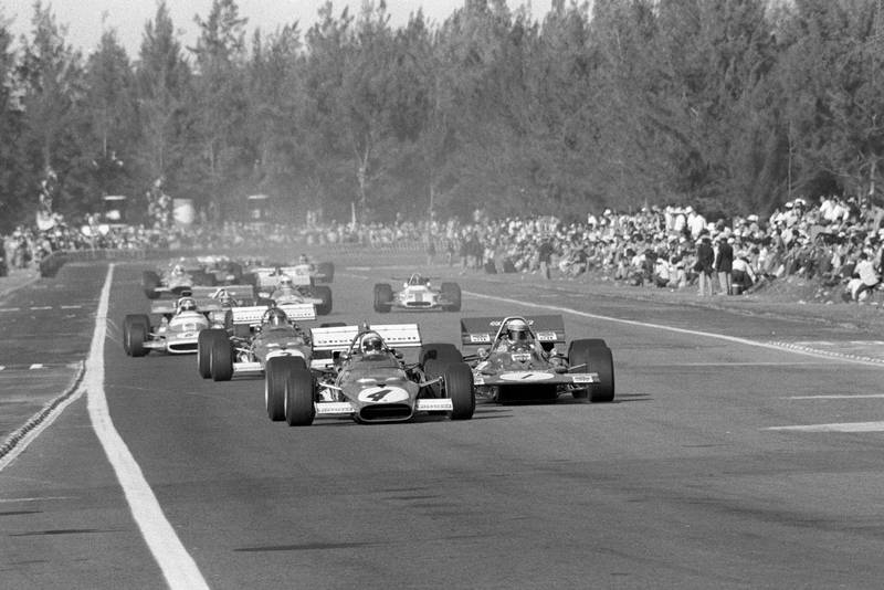 Clay Regazzoni's Ferrari leads the field on the opening lap of the Mexican Grand Prix.
