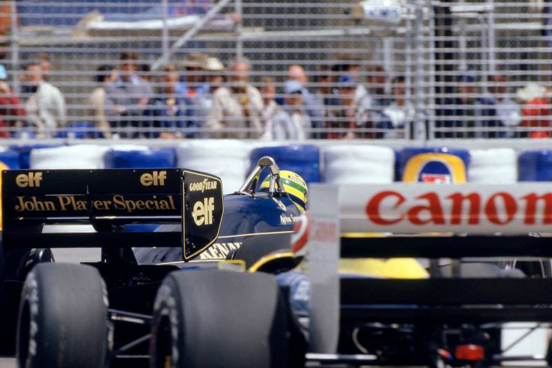 Nelson Piquet (Williams Honda) chases Ayrton Senna (Lotus Renault).