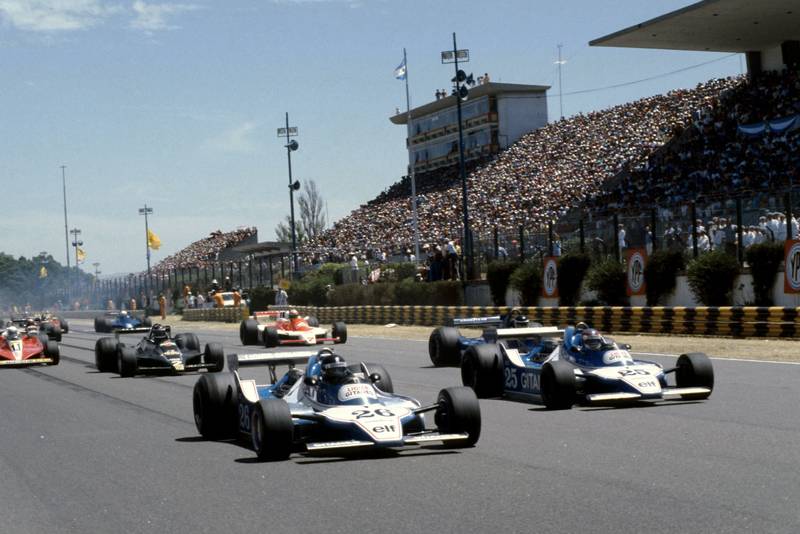 The two Ligiers of Laffite (left) and Depailler (right) lead the grid at the start of the 1979 Argentine Grand Prix, Buenos Aires.