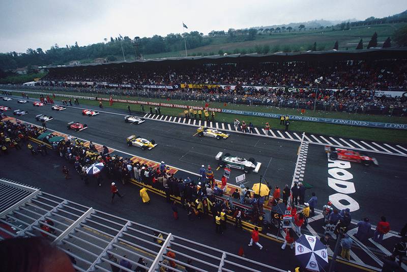 Gilles Villeneuve (Ferrari 126CK) and Carlos Reutemann (Williams FW07C-Ford Cosworth) lead the grid away on the formation lap.
