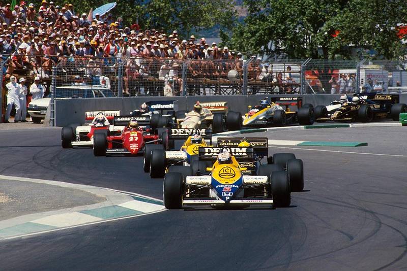 Nigel Mansell, Williams FW10, leads the field at the start of the race.
