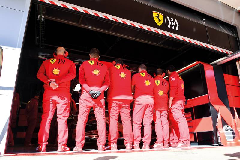 Ferrari SF1000 pit garage mechanics