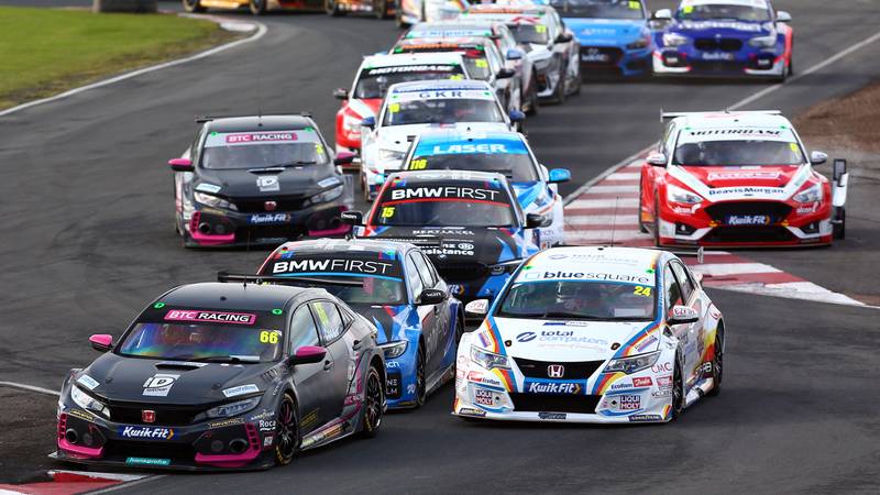 Race 1 start at the 2020 BTCC Croft round